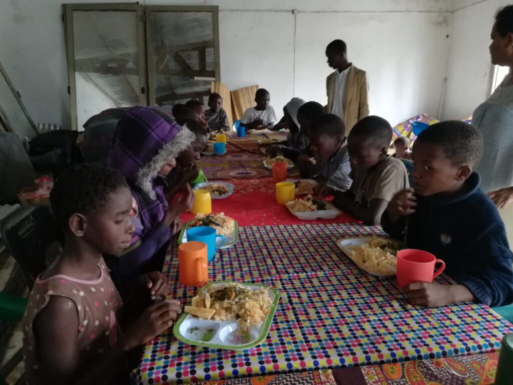 III sessão do Sanitop Summit em Moçambique culmina com oferta de comida a crianças desalojadas pelo Idaí