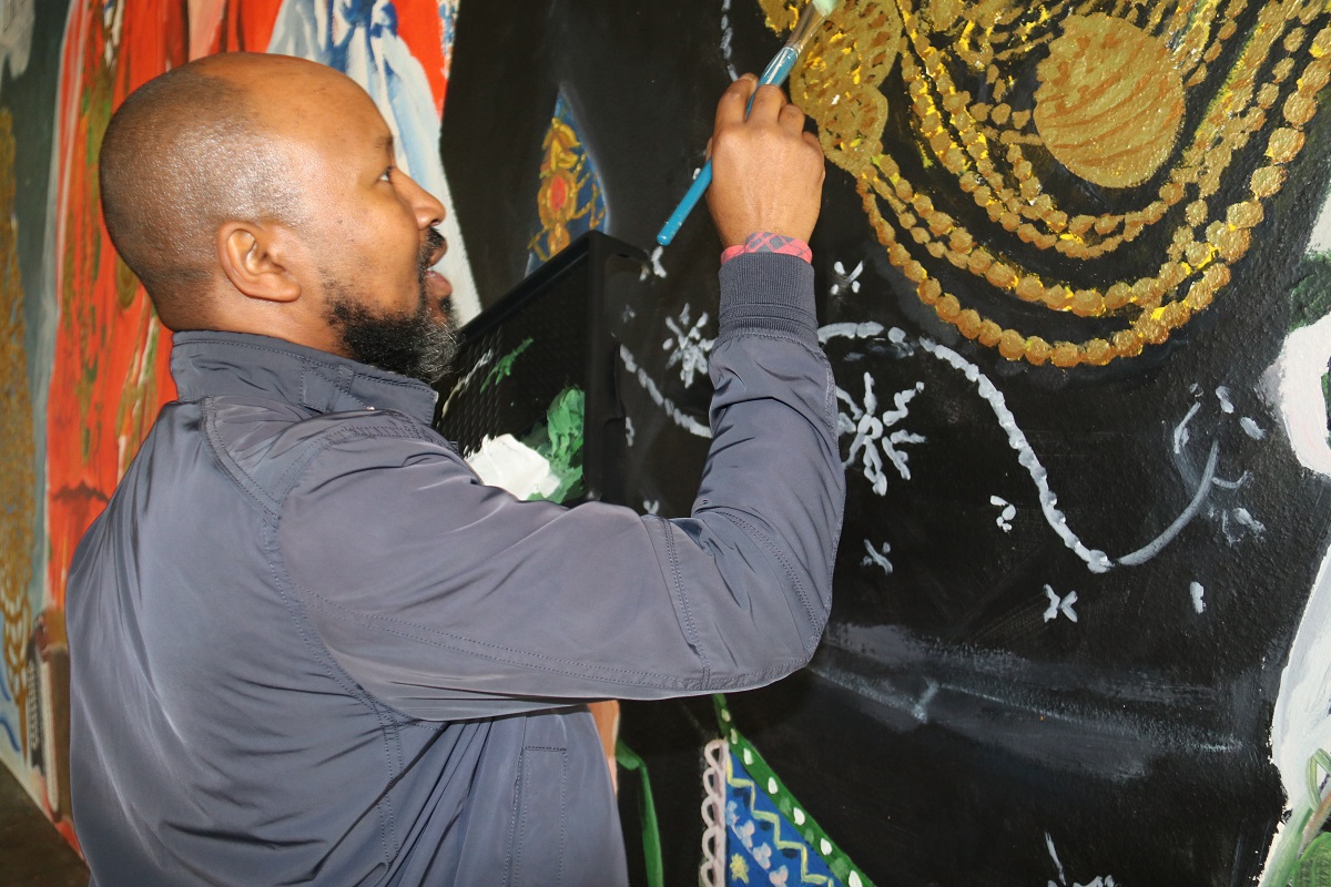 Mural de 23 metros de Cipriano Oquiniame já está concluído