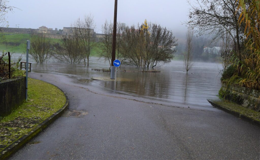 Câmara de Monção corta acesso automóvel ao parque das Caldas inundado pelo rio Minho