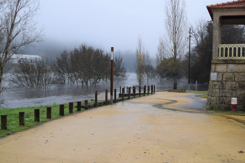 Câmara de Monção corta acesso automóvel ao parque das Caldas inundado pelo rio Minho