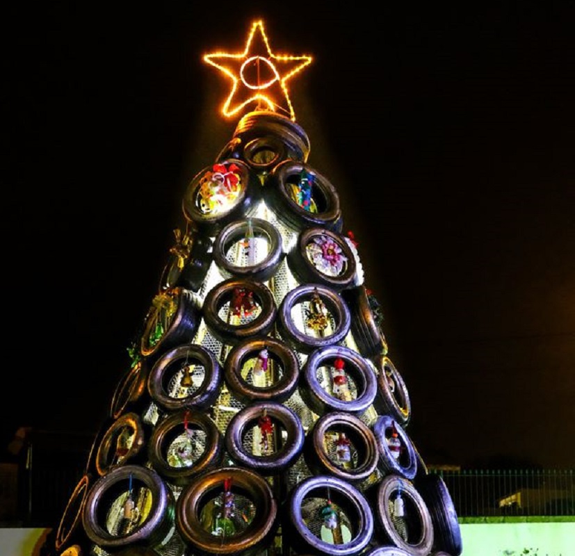 Pneus e garrafas de plástico dão forma a árvore de Natal feita por pais de Carreço para a Junta de Freguesia