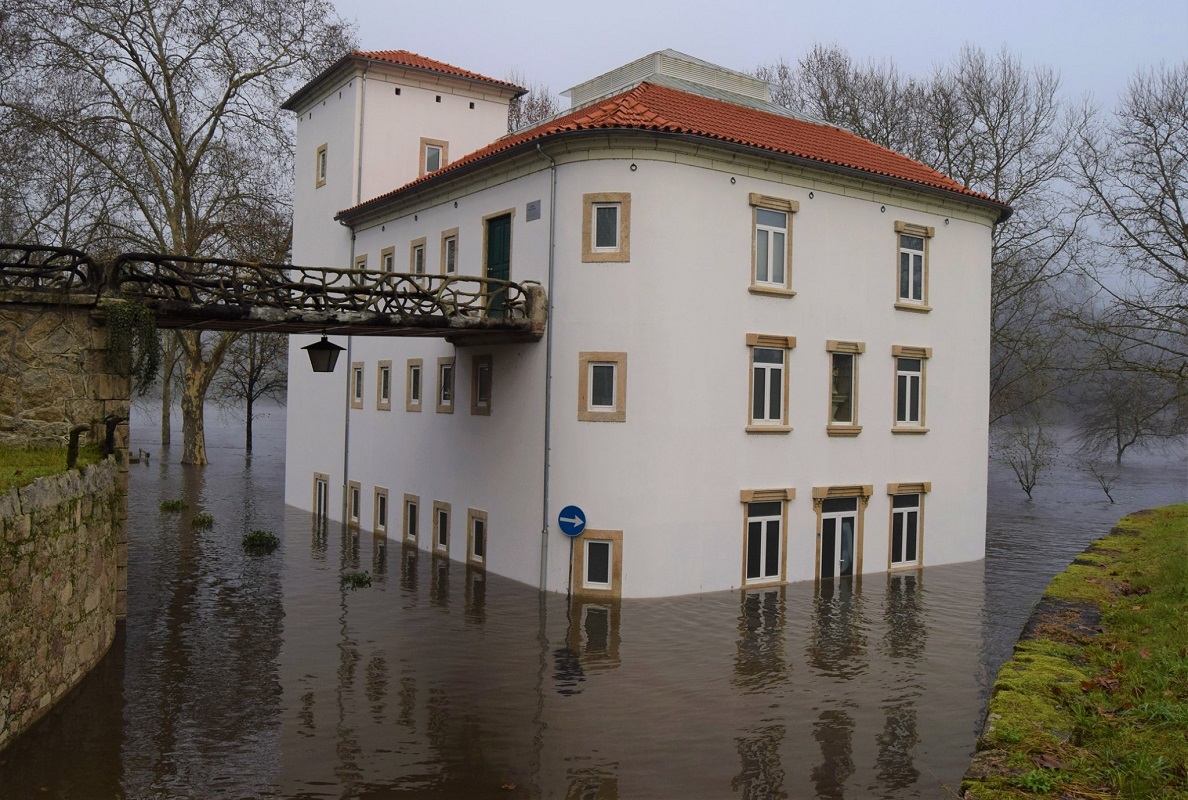 Câmara de Monção corta acesso automóvel ao parque das Caldas inundado pelo rio Minho