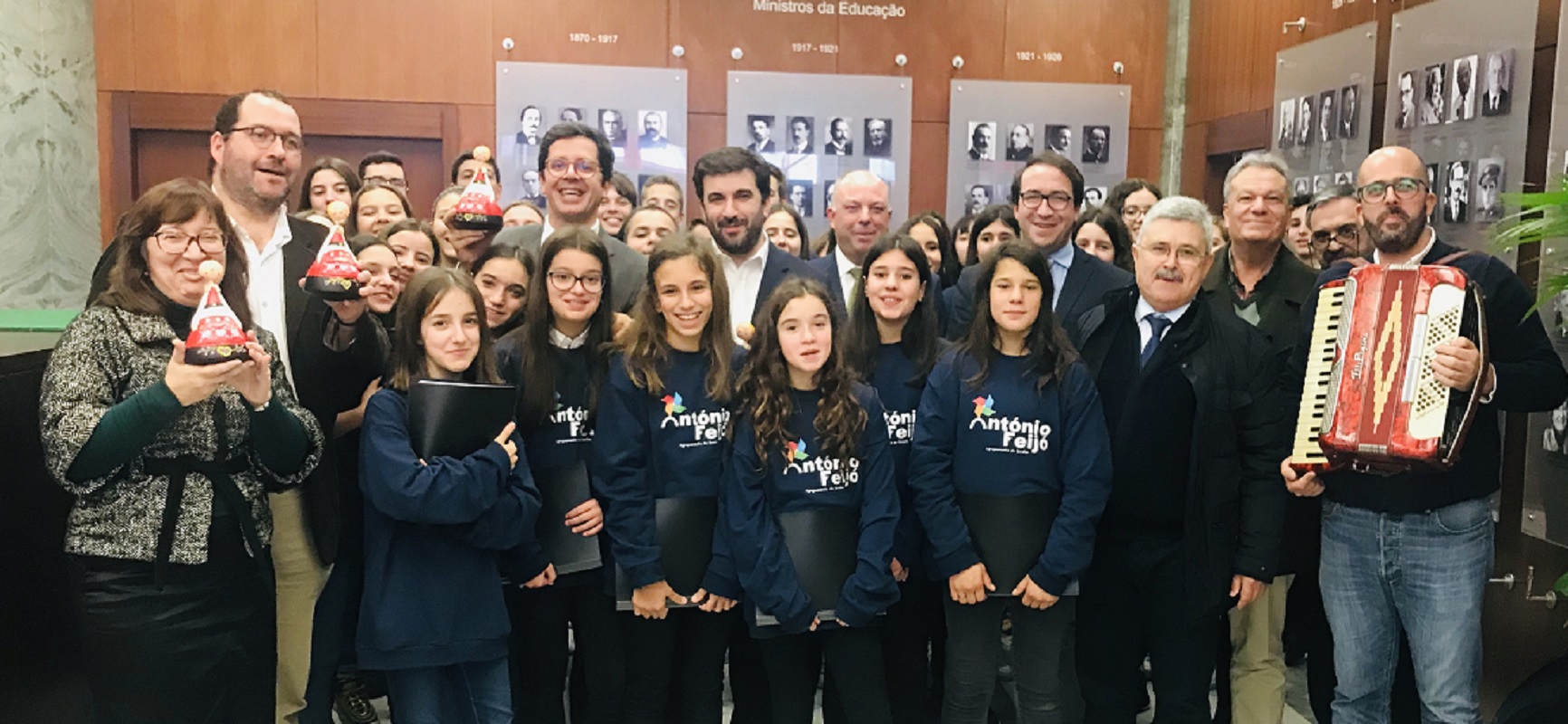 Alunos de Ponte de Lima cantam as Janeiras no Ministério da Educação