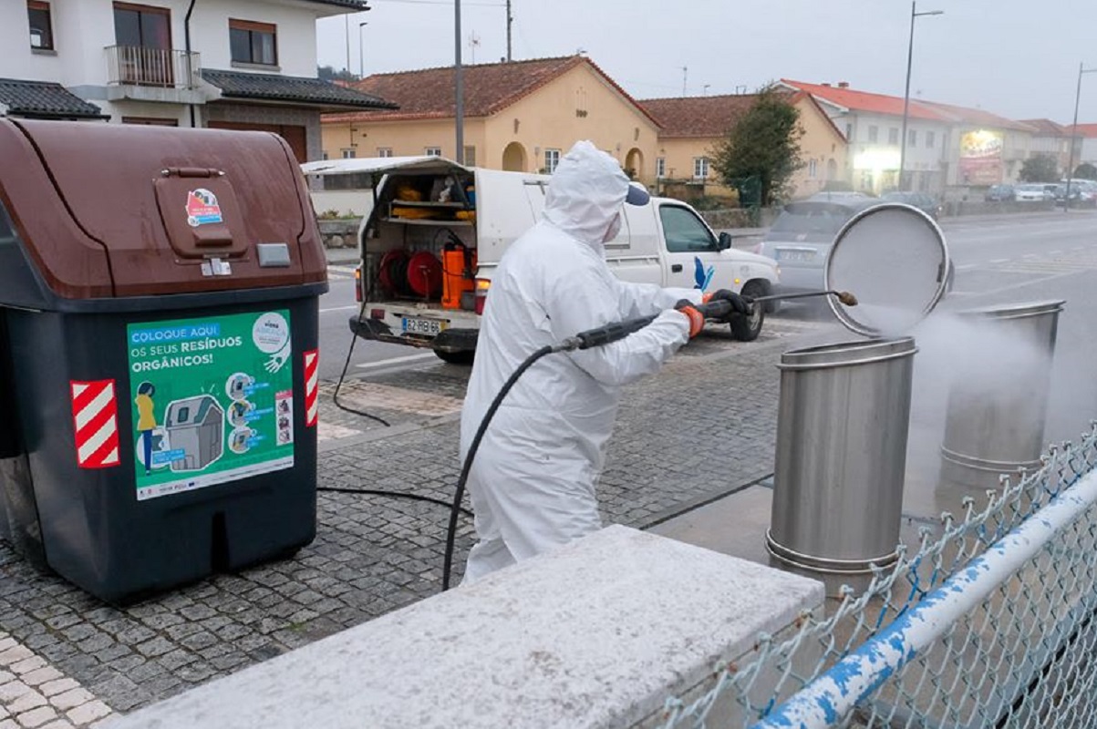 Luvas e máscaras devem ser colocadas em contentores
