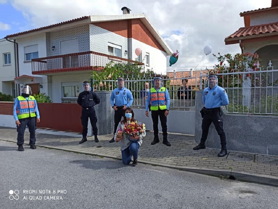 (C/VÍDEO) Família e PSP cantam parabéns a casal de aniversariantes de Darque