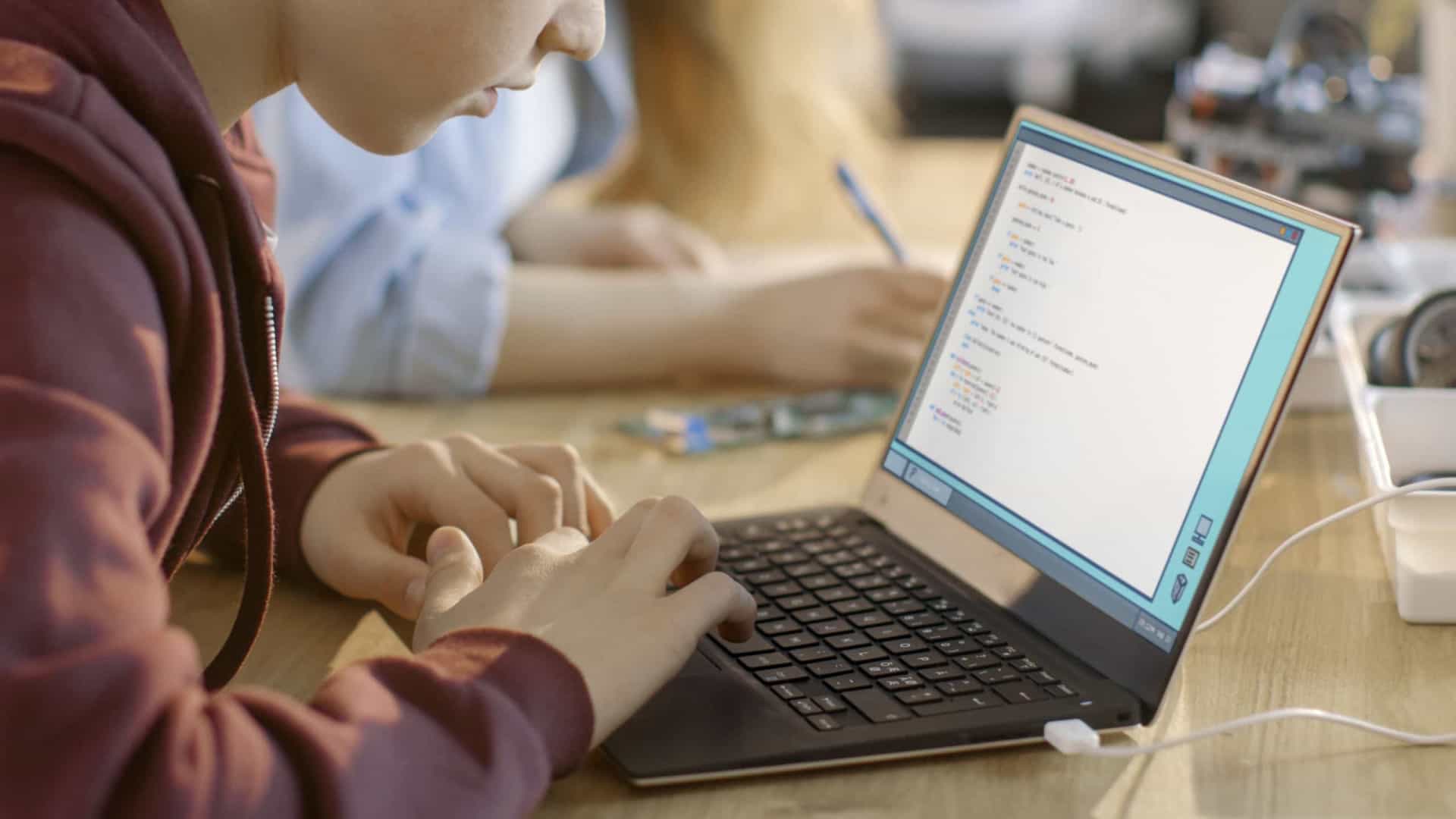 Começam hoje a ser distribuídos 400 computadores e respetivos routers de internet para apoiar alunos carenciados do concelho