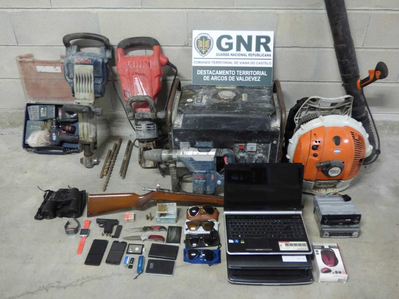 Dois homens detidos em Arcos de Valdevez por roubos em carros e posse ilegal de armas