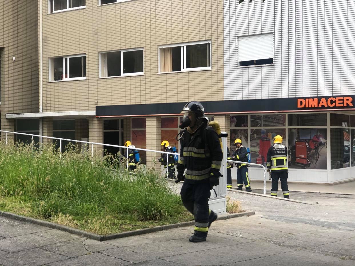 Incêndio destrói sala de apartamento em prédio de Viana do Castelo