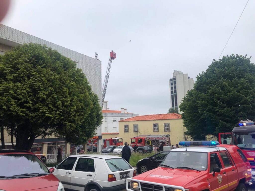 Incêndio destrói sala de apartamento em prédio de Viana do Castelo