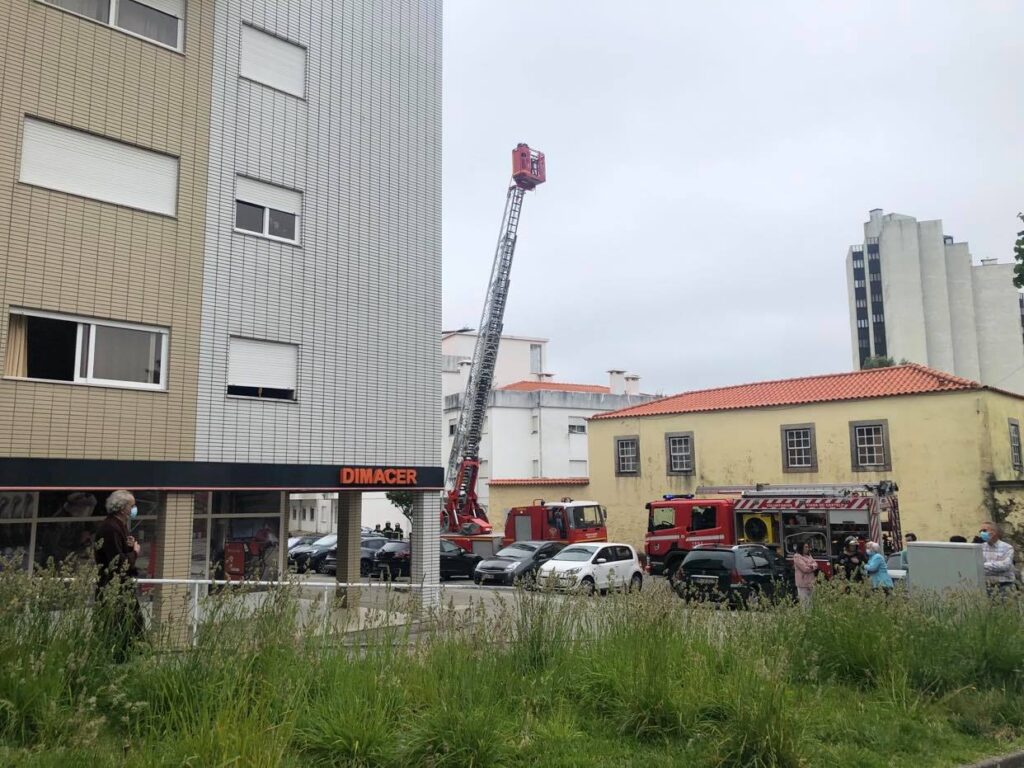 Incêndio destrói sala de apartamento em prédio de Viana do Castelo