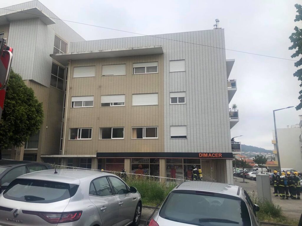 Incêndio destrói sala de apartamento em prédio de Viana do Castelo