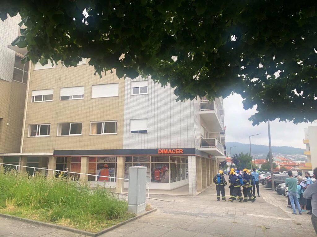 Incêndio destrói sala de apartamento em prédio de Viana do Castelo