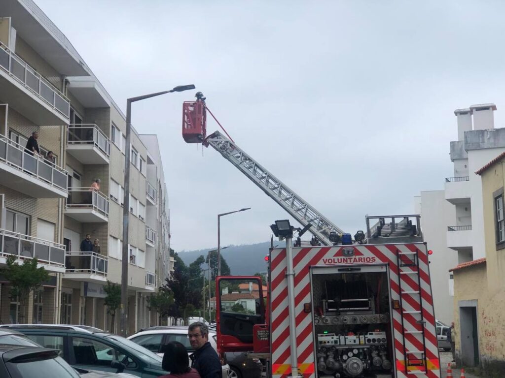 Incêndio destrói sala de apartamento em prédio de Viana do Castelo