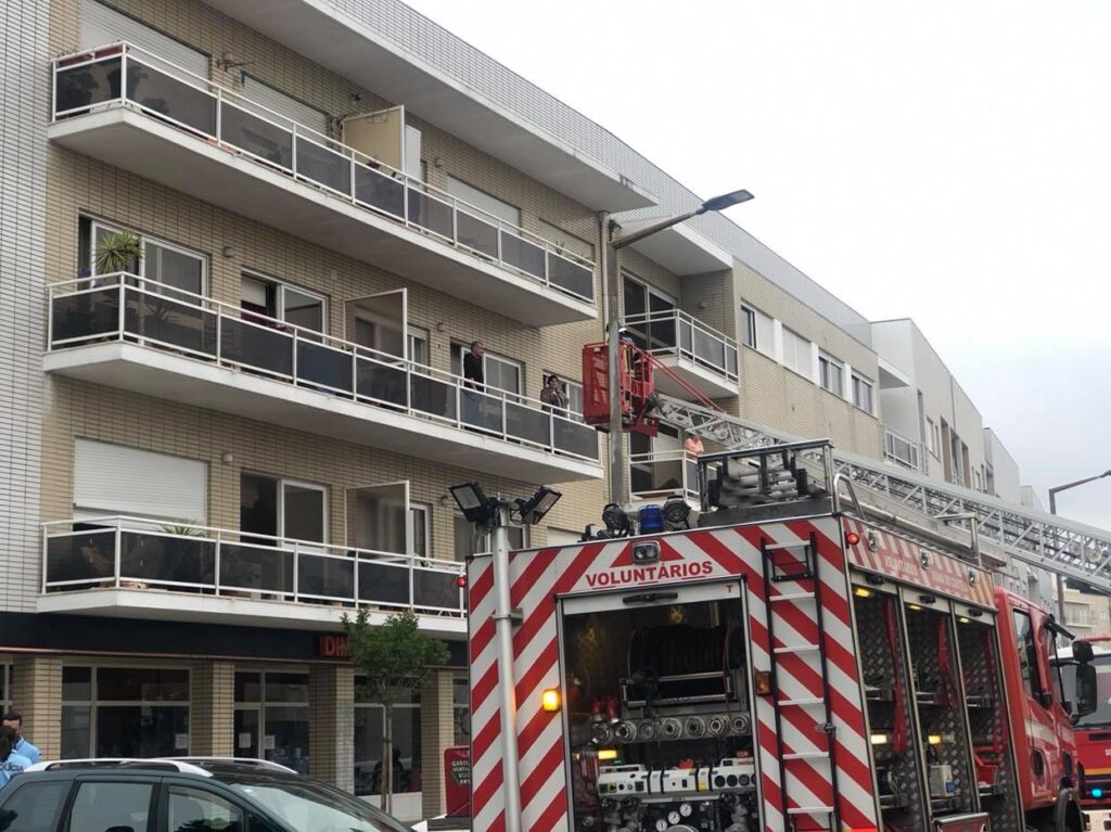 Incêndio destrói sala de apartamento em prédio de Viana do Castelo