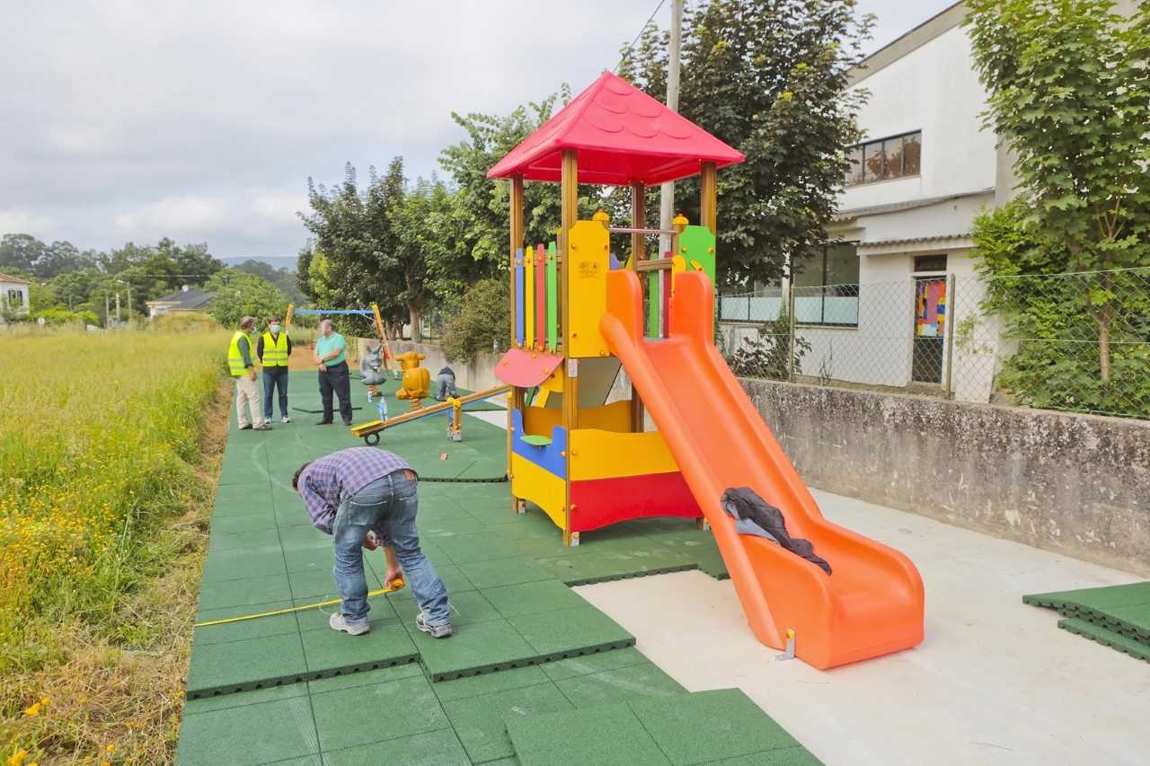 Parque infantil quase pronto em Vilar de Mouros