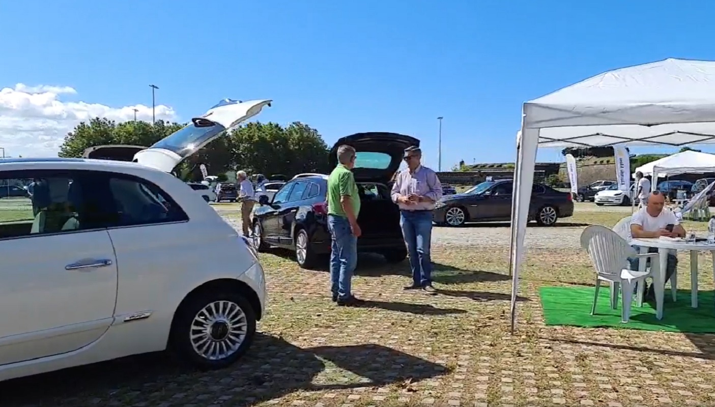 Sucesso do primeiro dia leva organização a prolongar Feira de Veículos Seminovos e Usados para este domingo