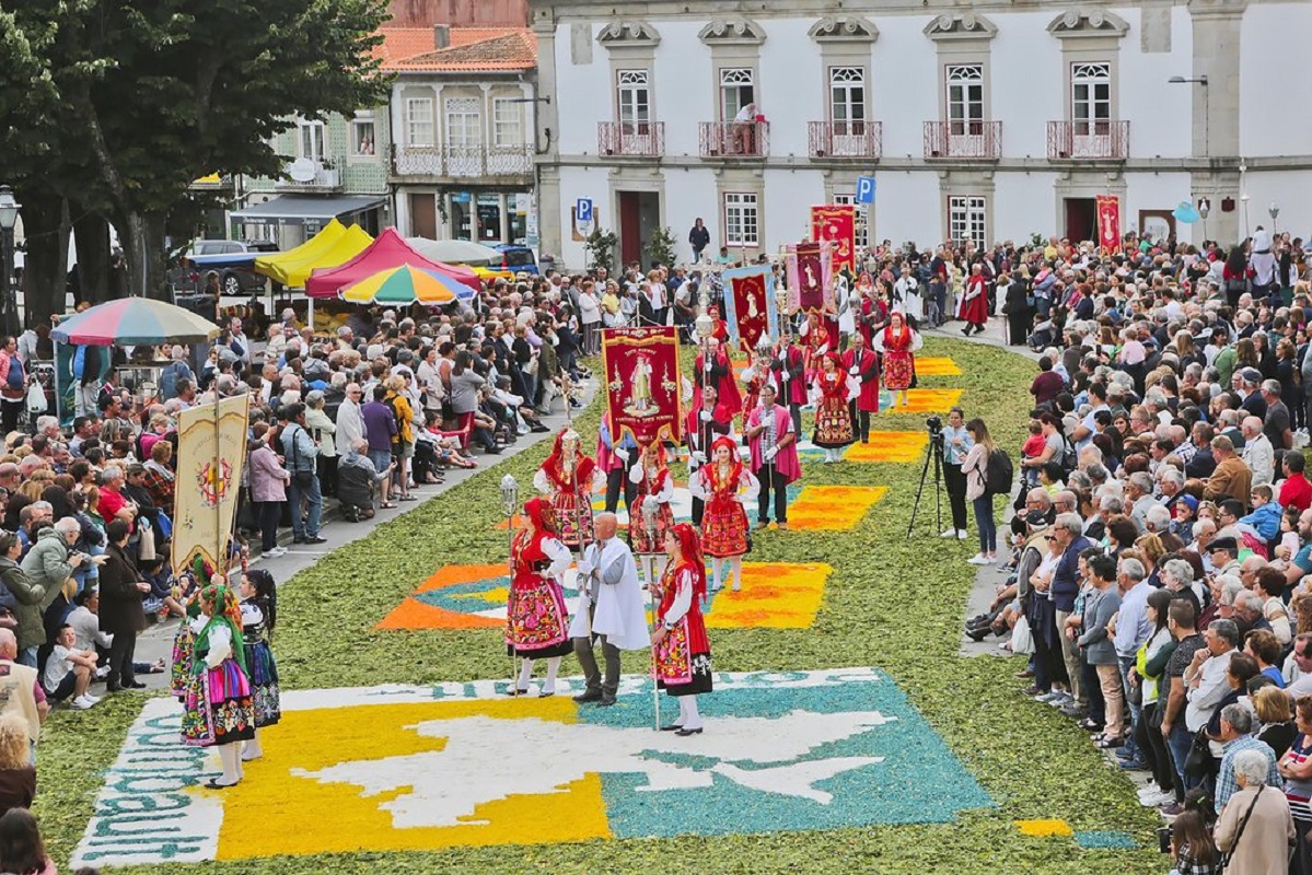Caminha assinala Solenidade do Corpo de Deus com exposição “Tapetes Floridos” em fotografia