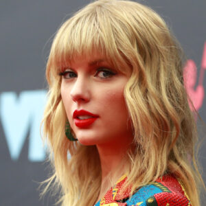 Taylor Swift triunfa nos prémios MTV numa gala dominada pelas mulheres