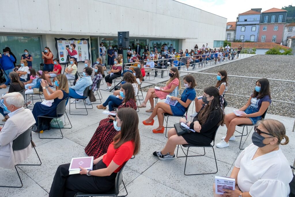 Varanda da Biblioteca Municipal encheu-se de talento na apresentação do livro “Prémio Escolar António Manuel Couto Viana”