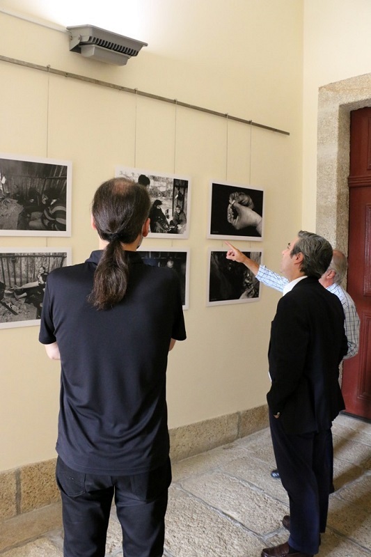 Biblioteca de Arcos de Valdevez recebe exposição que retrata vivência da comunidade cigana