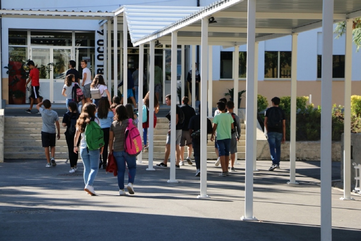 Covid-19: Alunos do secundário e superior regressam às aulas presenciais na segunda-feira