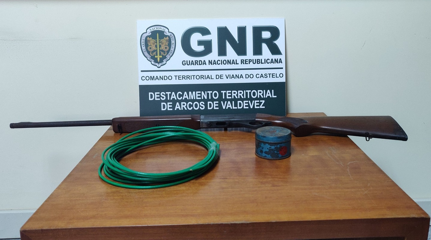 GNR detém homem de 49 anos por posse de arma proibida e artigos pirotécnicos