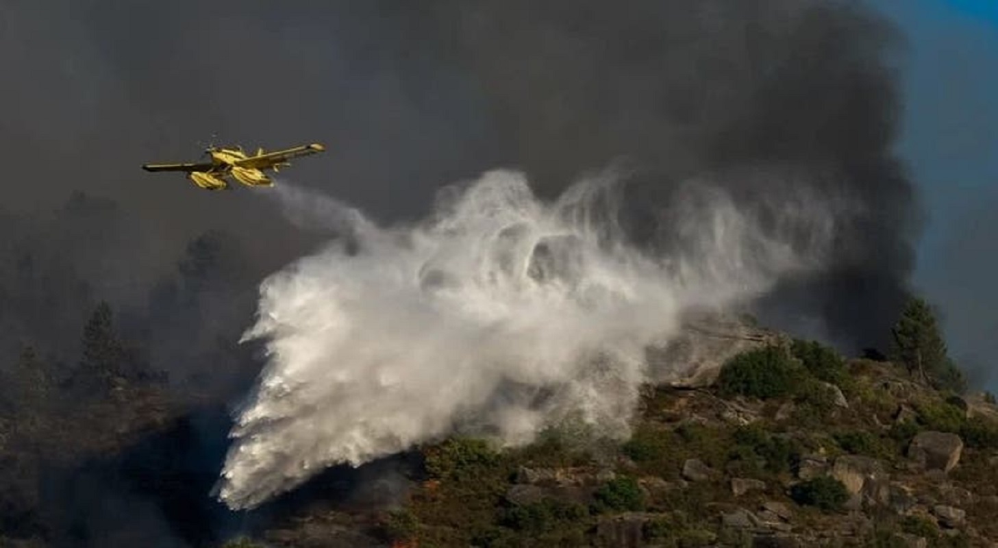 Incêndio em Caminha mobiliza oito meios aéreos
