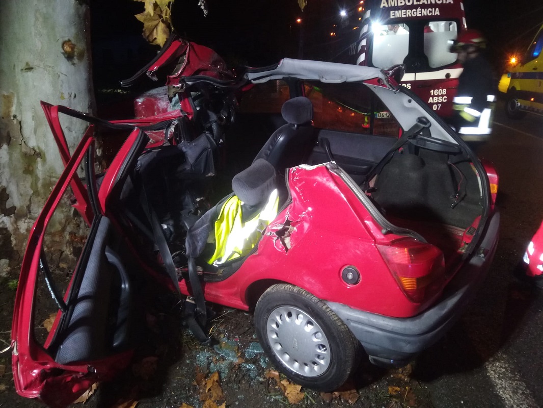 Valença: Um morto e um ferido grave em choque de automóvel contra uma árvore