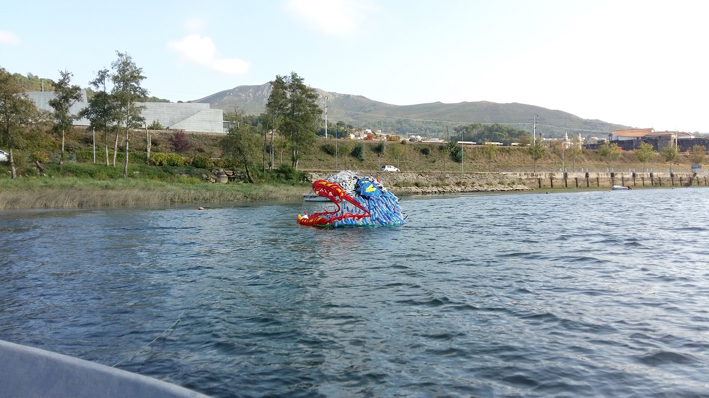 Vila Nova de Cerveira: Obra de arte flutuante sensibiliza para o lixo nos oceanos