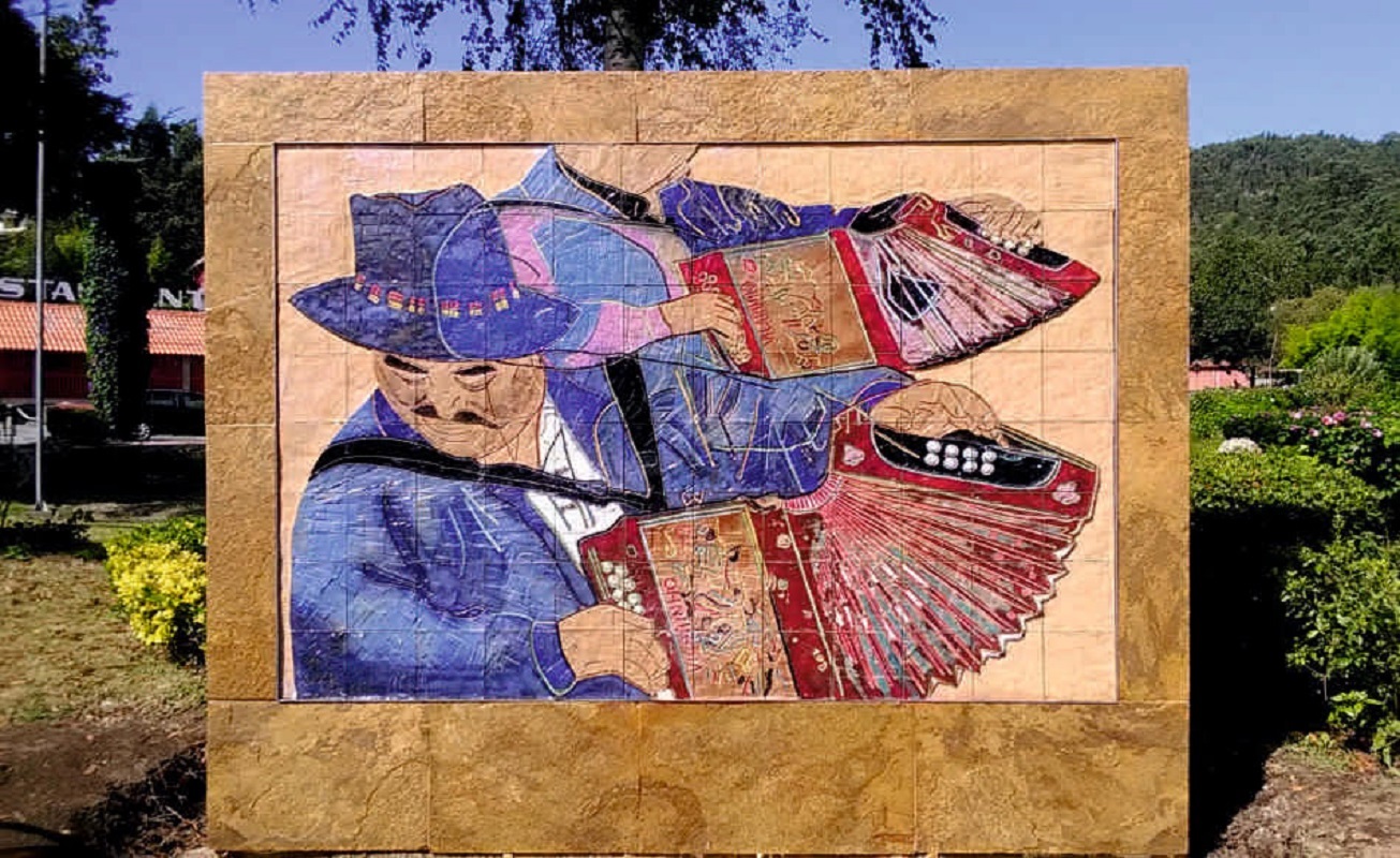 Quim Barreiros e Canário inauguram obra de arte em homenagem ao tocador “Vilarinho de Covas”