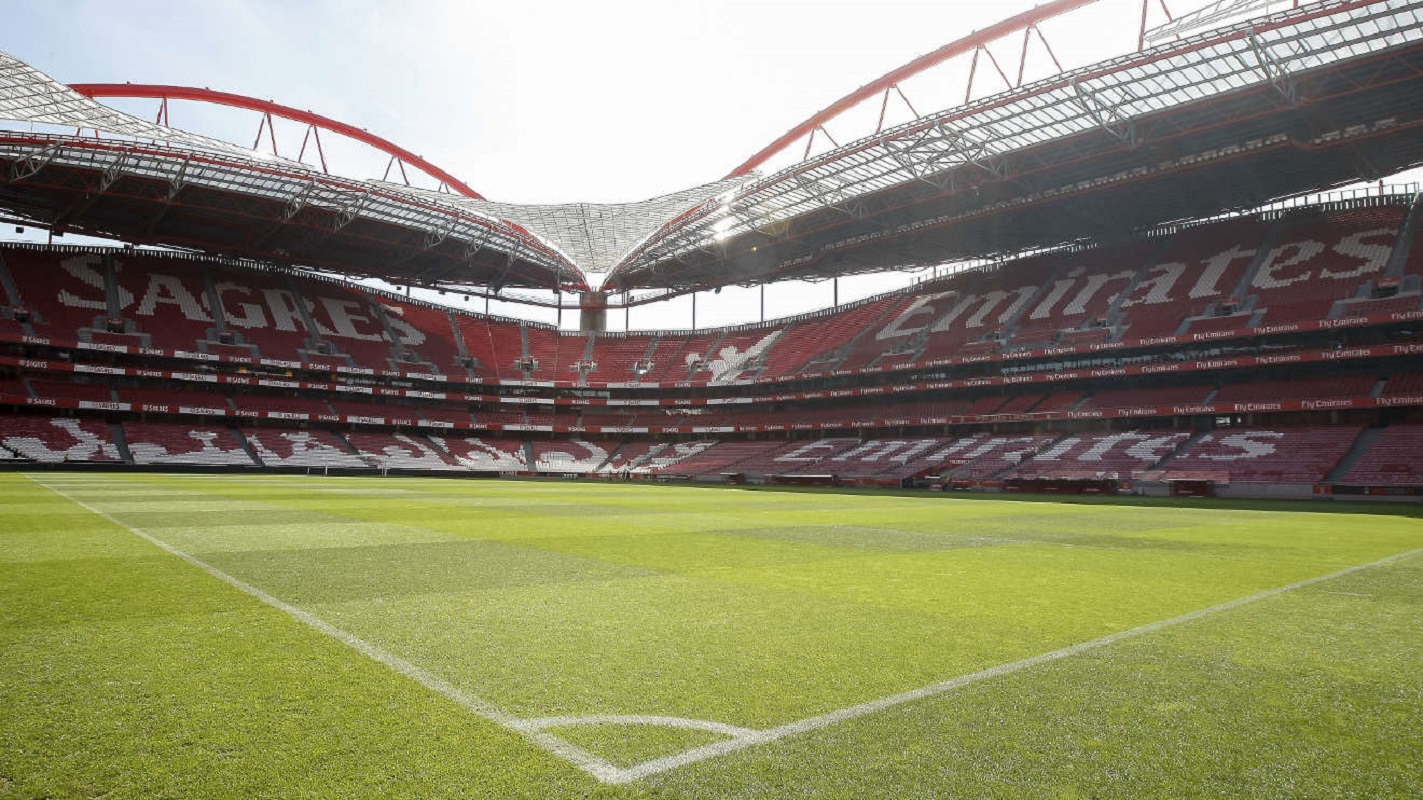 Homem invade Estádio da Luz com automóvel
