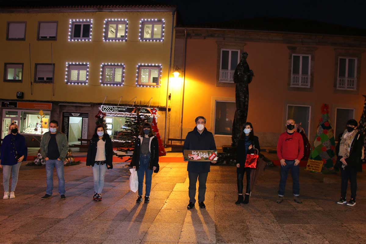 Autarca dos Arcos entrega prémio de sorteio de apoio ao comércio local