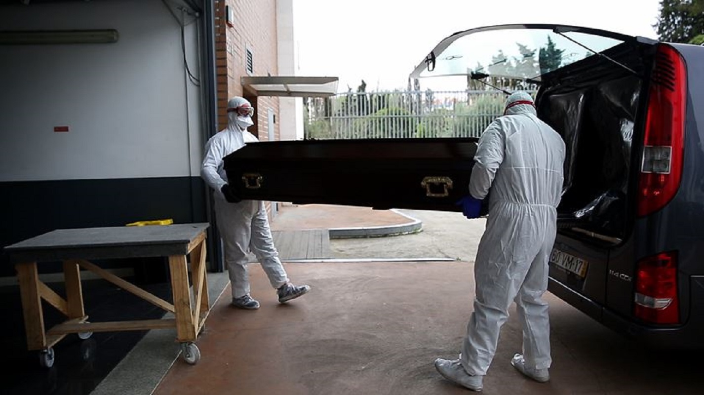 Mortalidade diminuiu em outubro face a 2020 e houve menos óbitos por covid-19