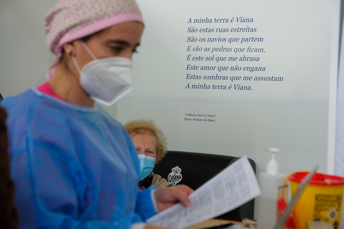 Mais 5.606 infeções, 17 mortes e aumento de internamentos