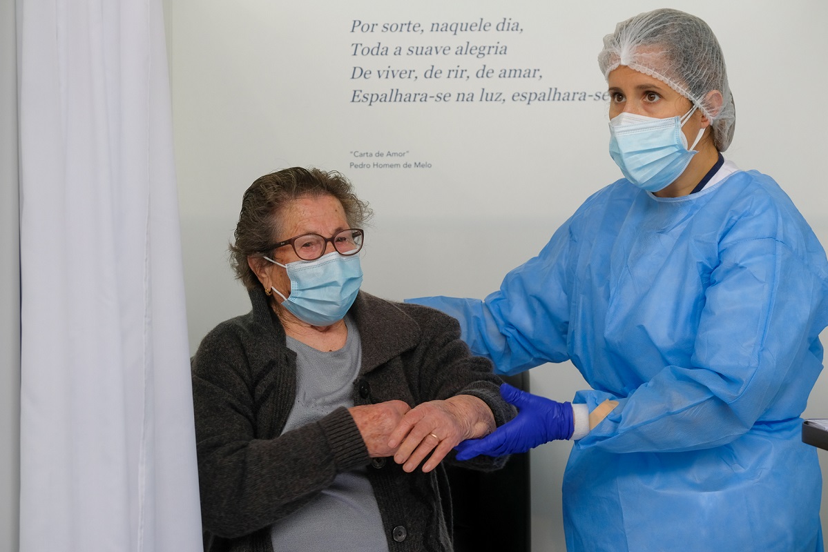 Covid-19: Mais de metade da população com pelo menos uma dose da vacina