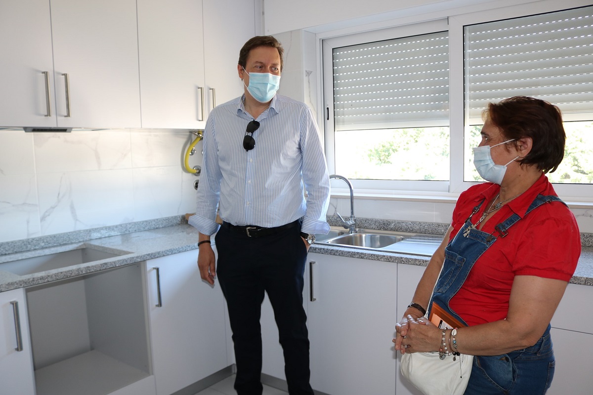 Ponte da Barca: Augusto Marinho entrega chave de casa reconstruída após perda total em incêndio