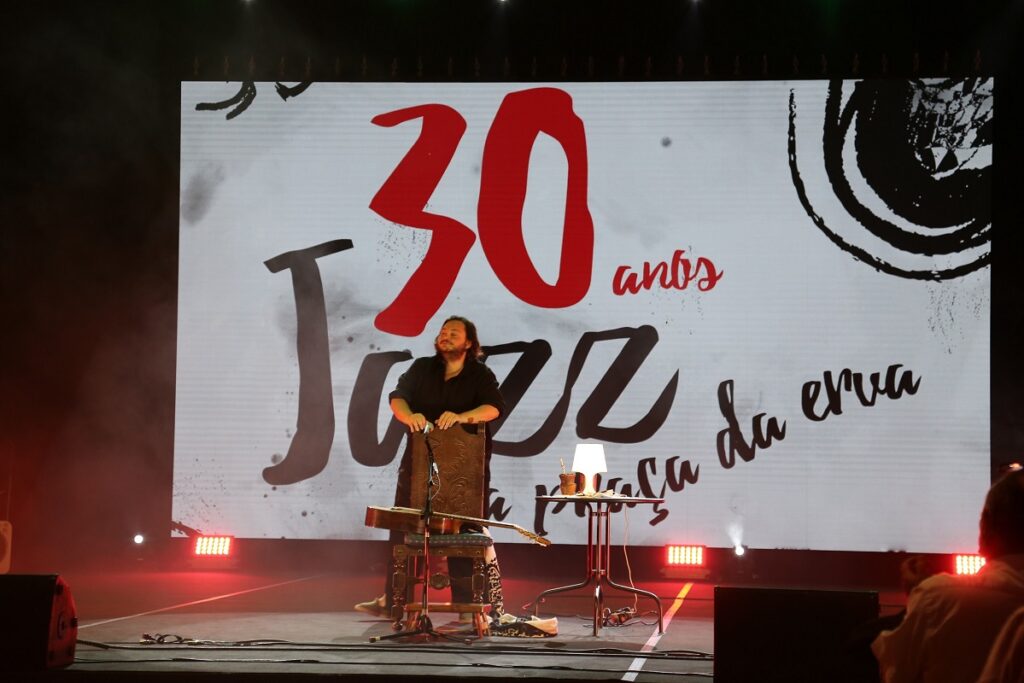 Jazz na Praça da Erva começou com O Gajo e Yamandu Costa