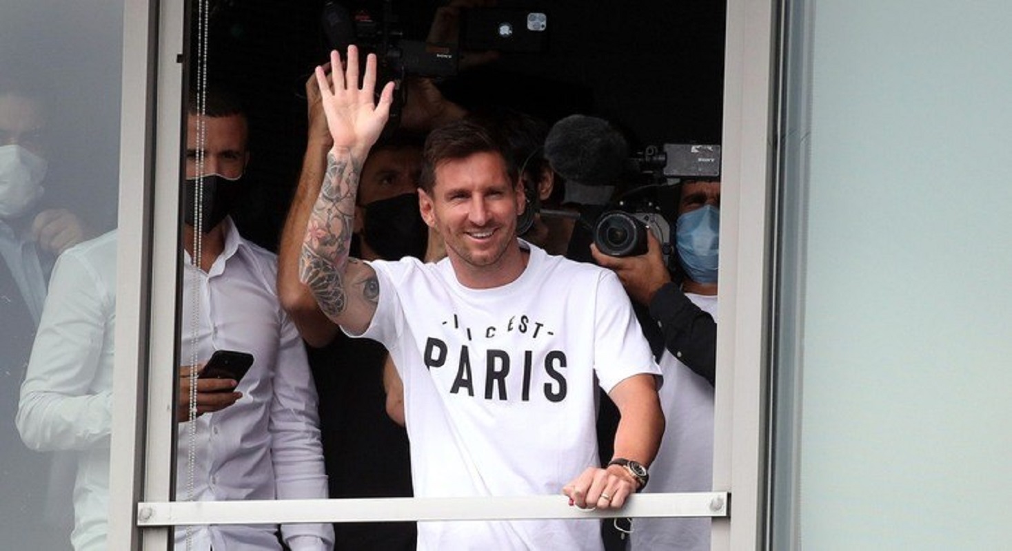 Messi aclamado por centenas de adeptos na chegada a Paris