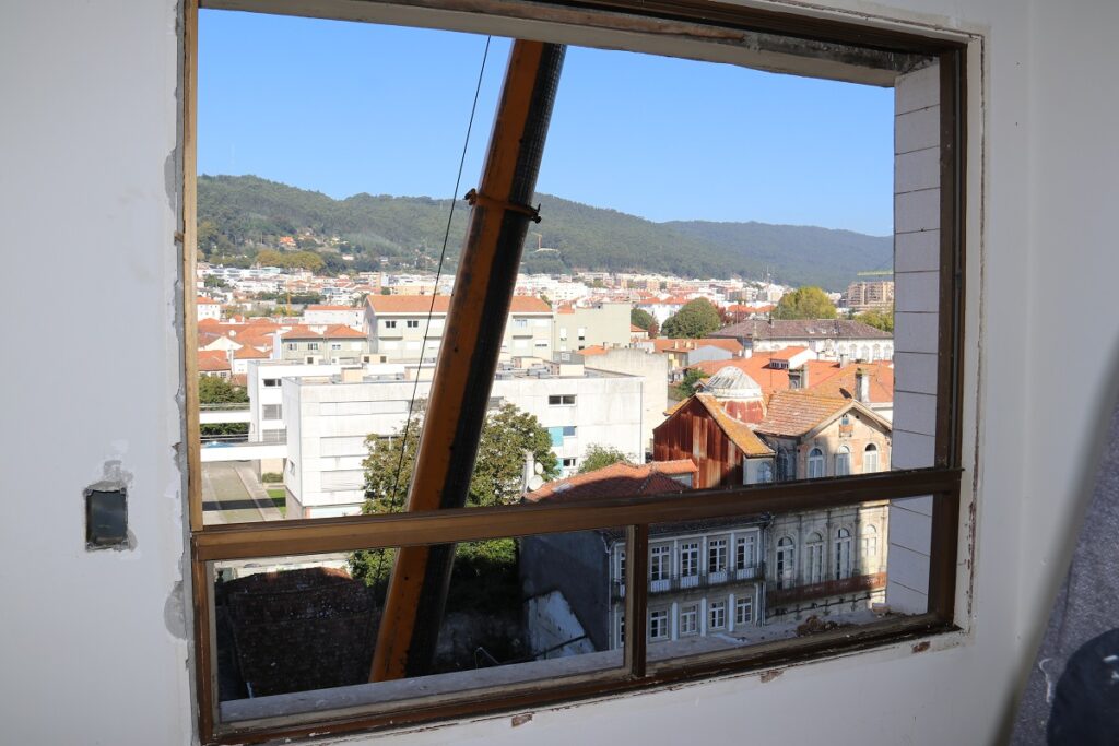 Máquina giratória com braço de 40 metros vai “triturar” prédio Coutinho em Viana do Castelo