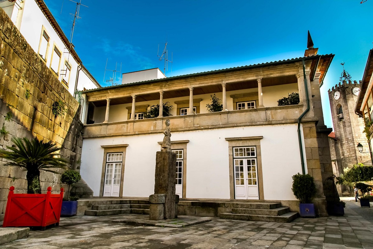 Exposição “Pluralidades da Arte” em exibição na Biblioteca Municipal  de Ponte de Lima