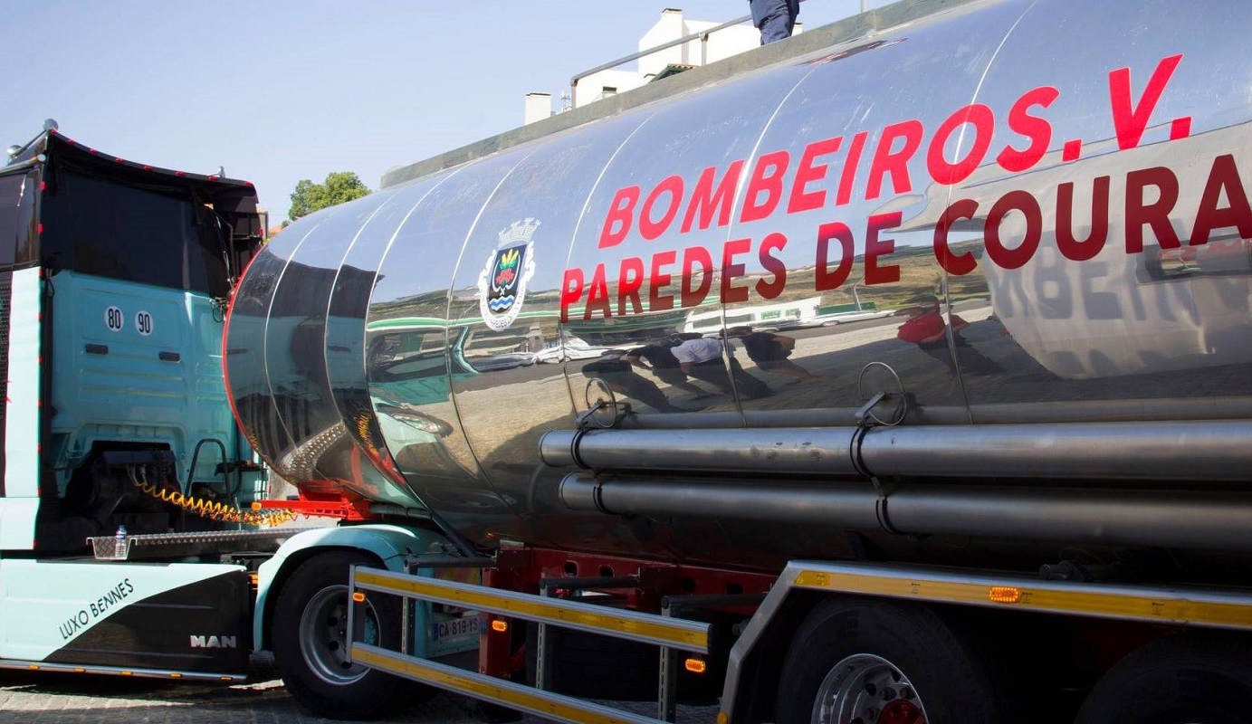 Paredes de Coura: Armazém agrícola totalmente destruído por incêndio
