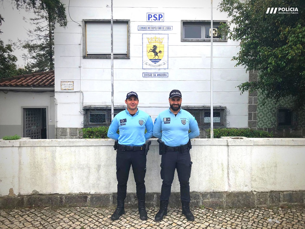 Policias salvam idosa encurralada pelo fumo num quarto andar