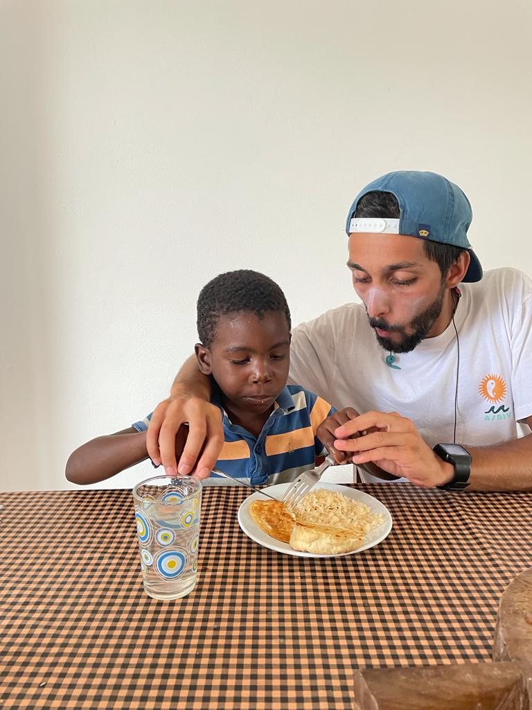 Aluno do IPVC está em São Tomé e Príncipe a mudar a vida de 30 raparigas com Surf Therapy
