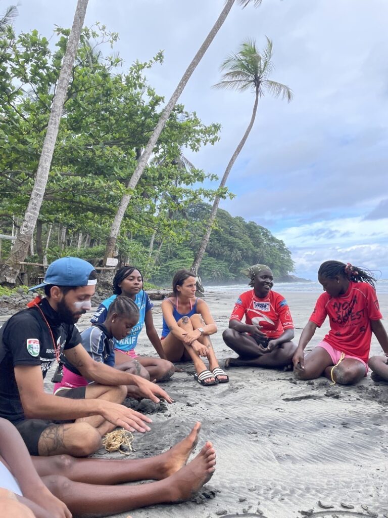 Aluno do IPVC está em São Tomé e Príncipe a mudar a vida de 30 raparigas com Surf Therapy