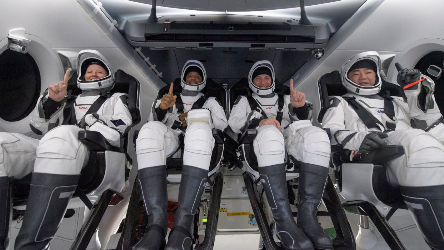 Quatro astronautas regressam à Terra após seis meses no espaço