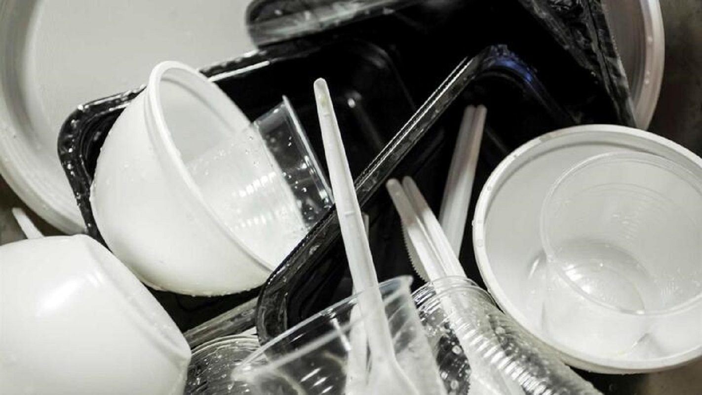 Produtos de plástico de utilização única com mercado vedado a partir de hoje