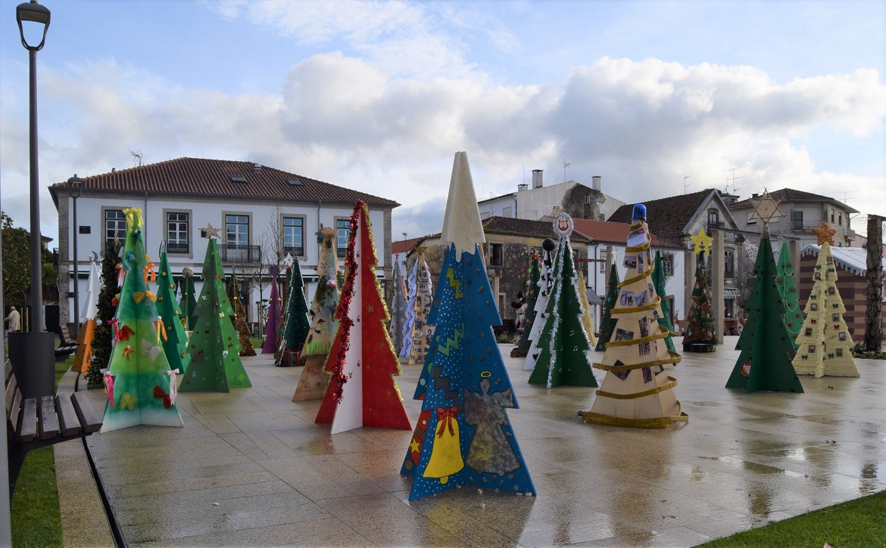 Monção: Praça da República decorada com árvores de Natal criadas pelas coletividades