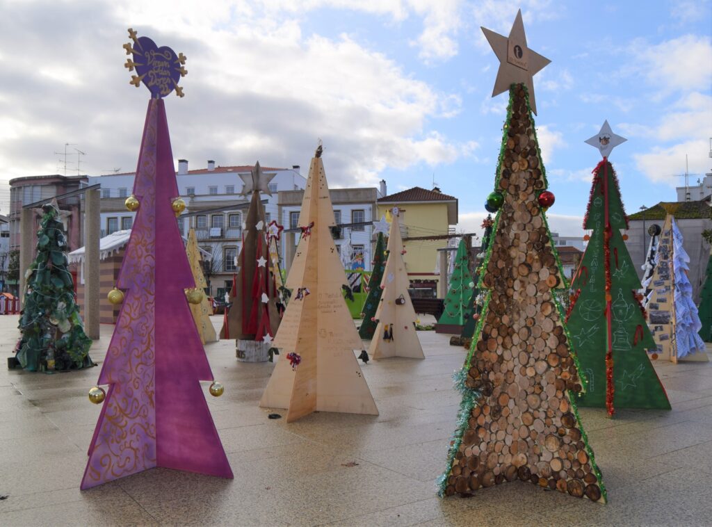 Monção: Praça da República decorada com árvores de Natal criadas pelas coletividades