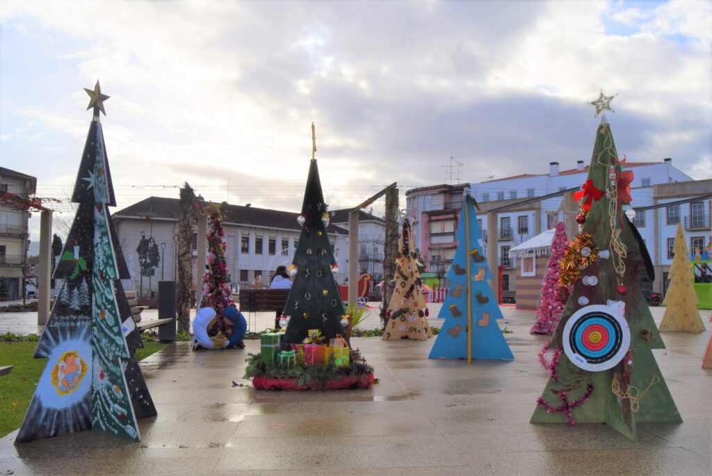 Monção: Praça da República decorada com árvores de Natal criadas pelas coletividades