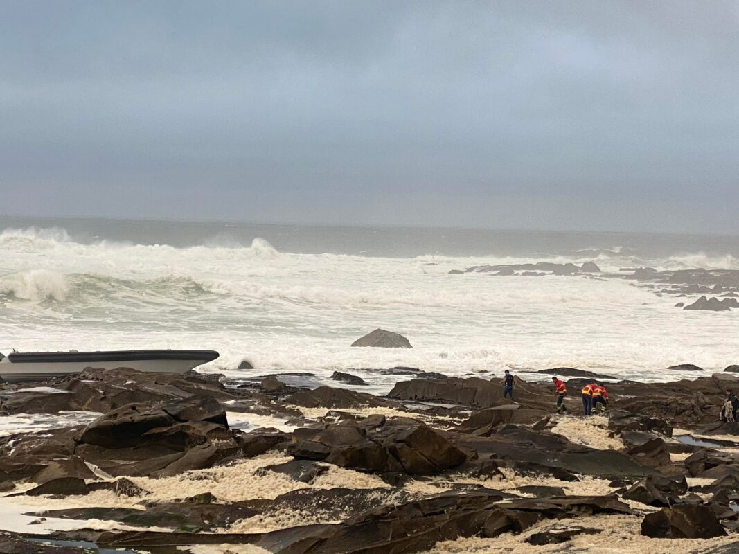 Vila Praia de Âncora: Semi rígido “atracado” em rochedo